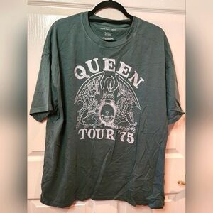 American Eagle Queen T-Shirt L/XL